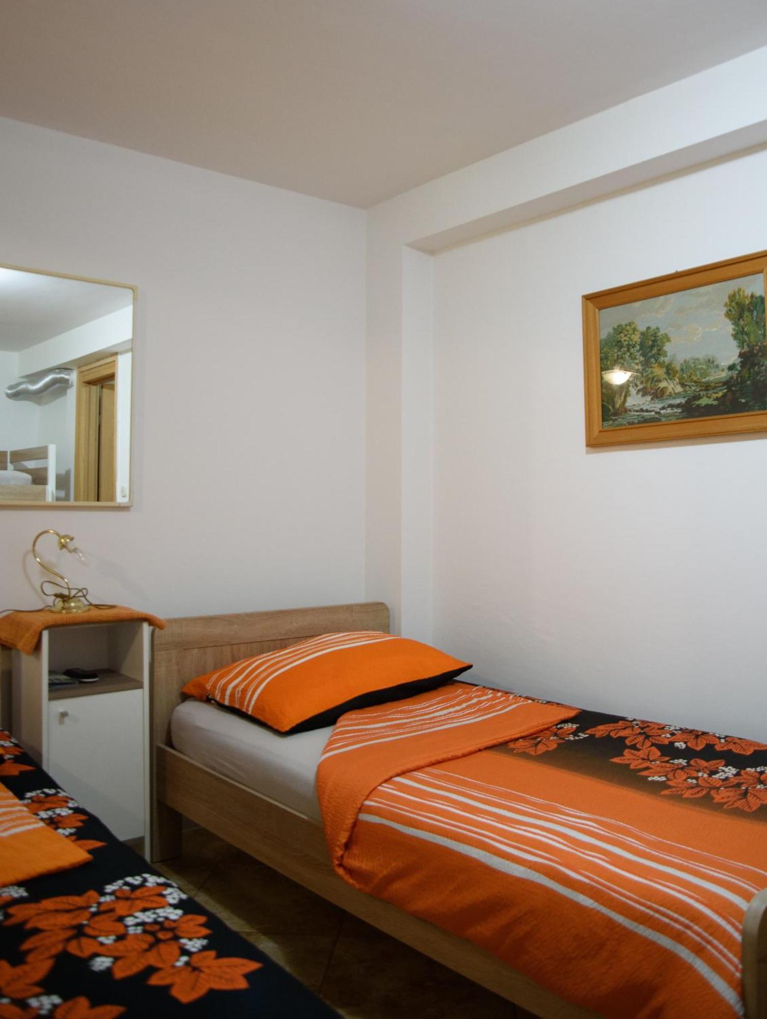 Apartments Cvitini Dvori Garjak Vrlika Esterno foto