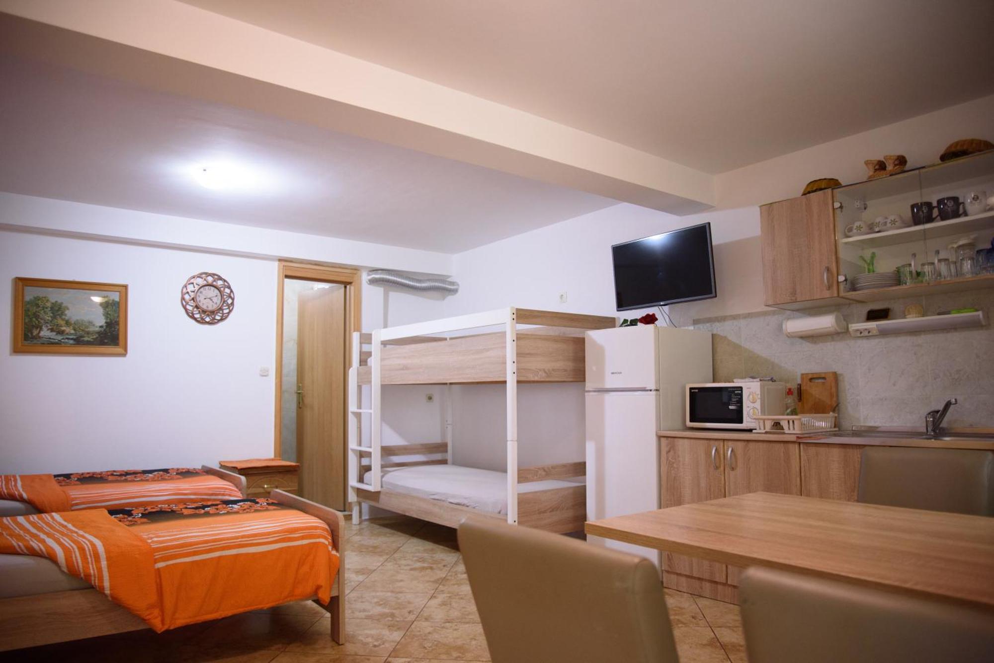 Apartments Cvitini Dvori Garjak Vrlika Esterno foto